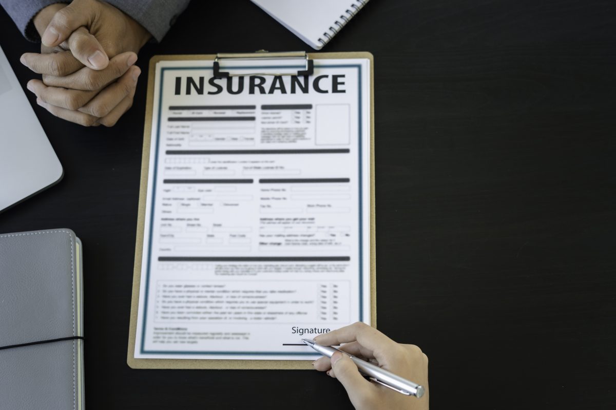 Male insurance agents are giving advice and signing a contract. In terms of insurance such as home, car, condo and health, various insurance ideas for modern life.
